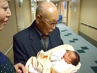 嬉しそうに息子を抱きかかえる祖父（息子の曽祖父）。孝行冥利に尽きます